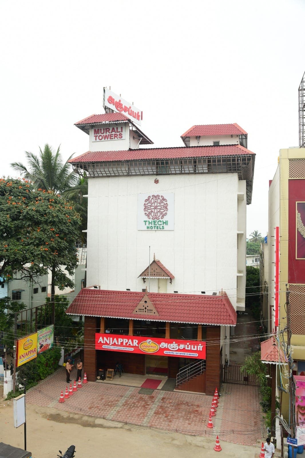 Street view of Thechi Hotel building, Hosur
